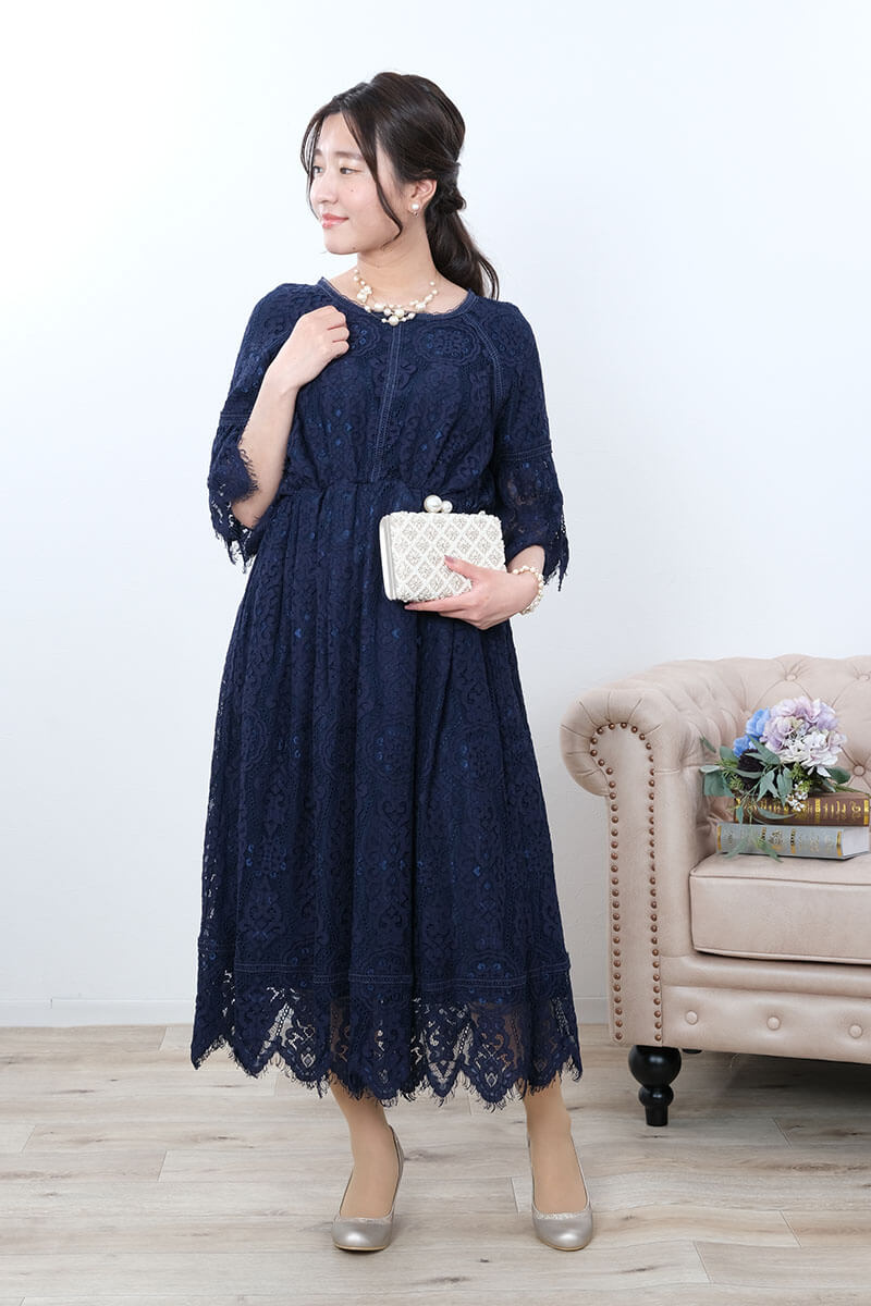 ネイビーのフレアスリーブレースドレス