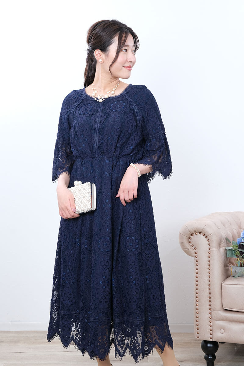 ネイビーのフレアスリーブレースドレス