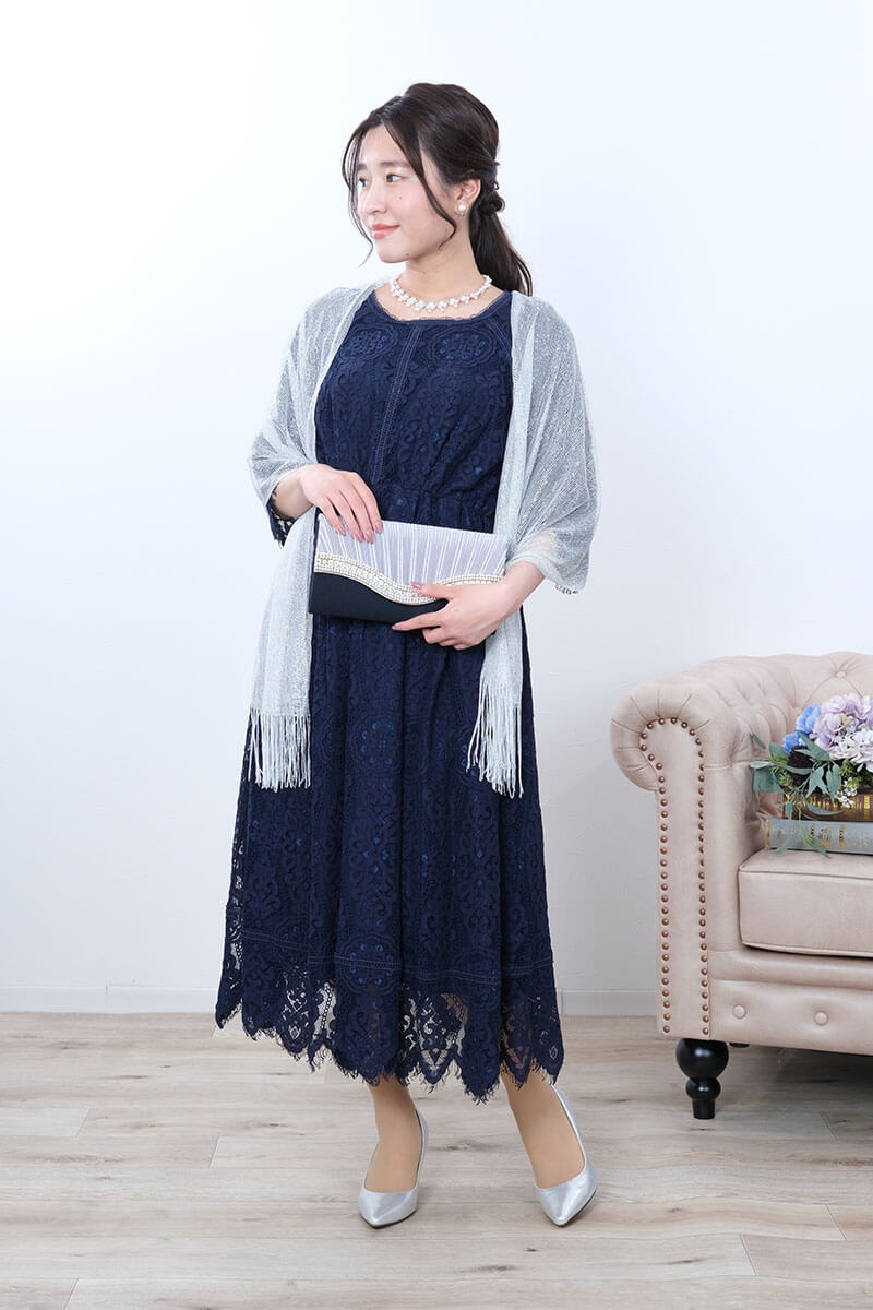 ネイビーのフレアスリーブレースドレス