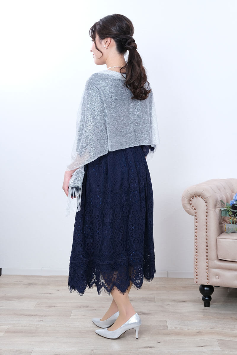 ネイビーのフレアスリーブレースドレス