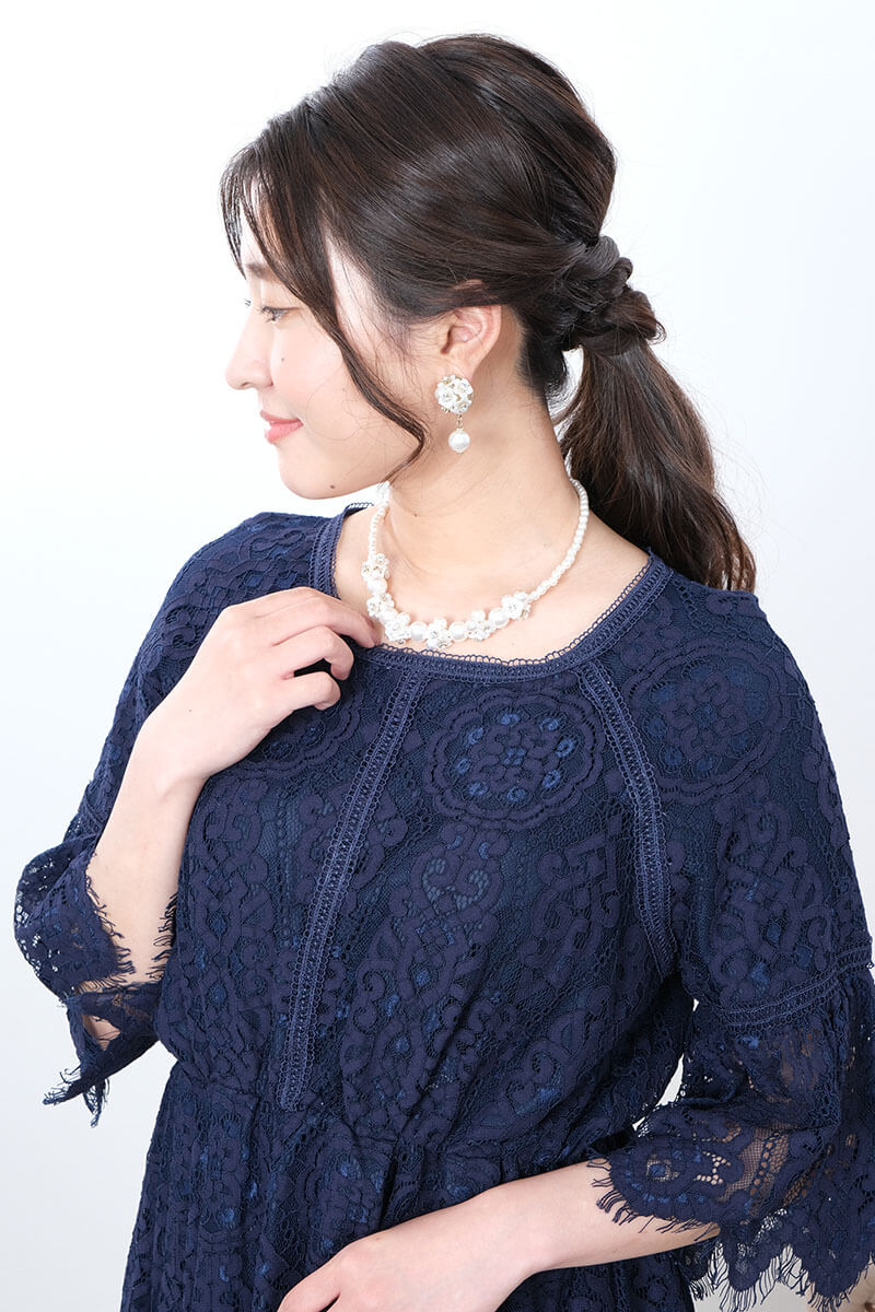 ネイビーのフレアスリーブレースドレス