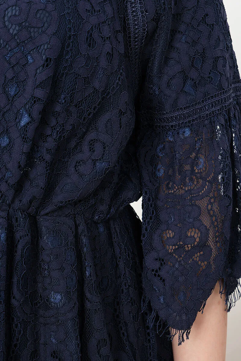 ネイビーのフレアスリーブレースドレス