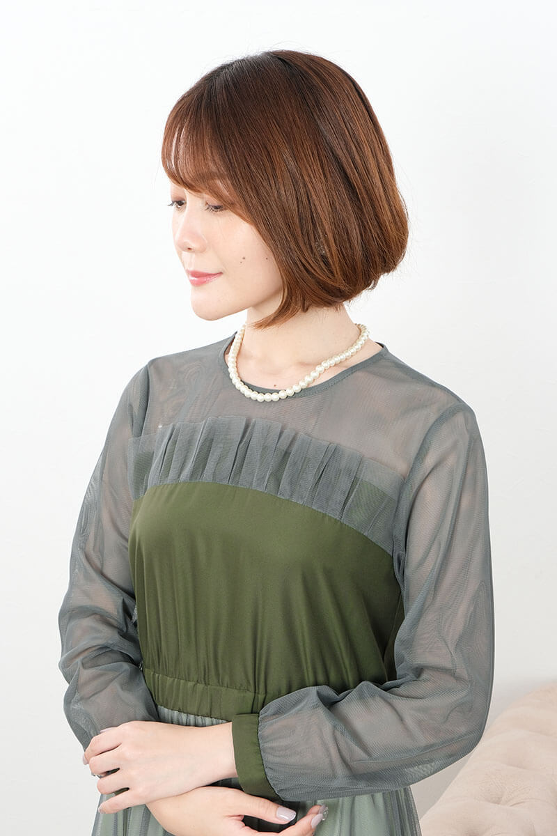 グリーンのフロントフリルチュールドレス