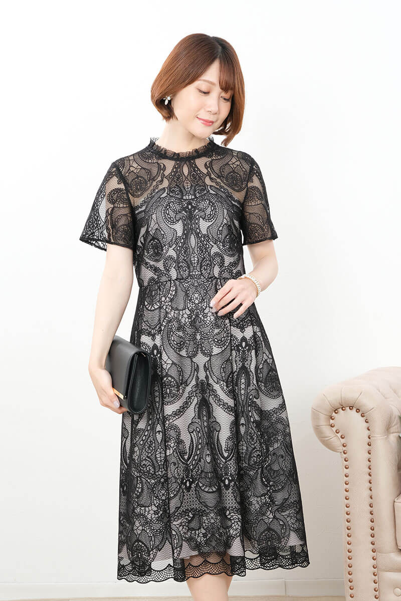 ブラックのオリエンタルエンブロイダリーレースドレス