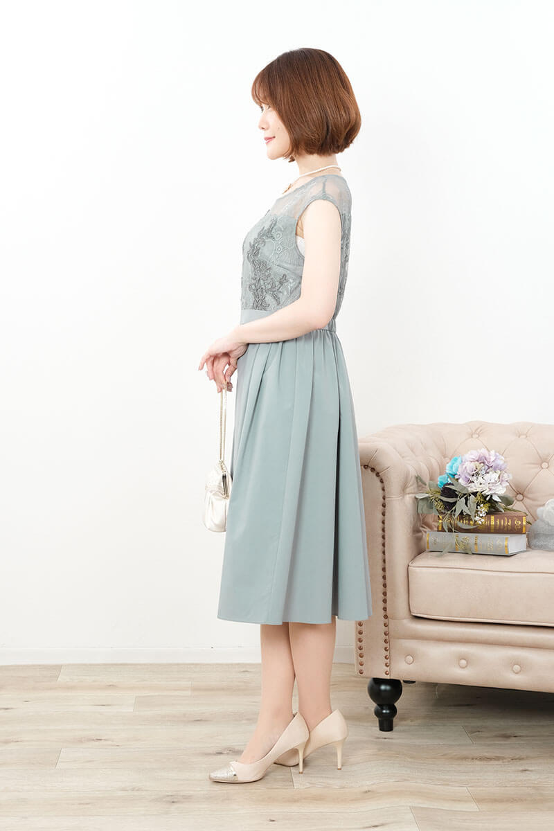 グリーンのエンブロイダリーフレアドレス