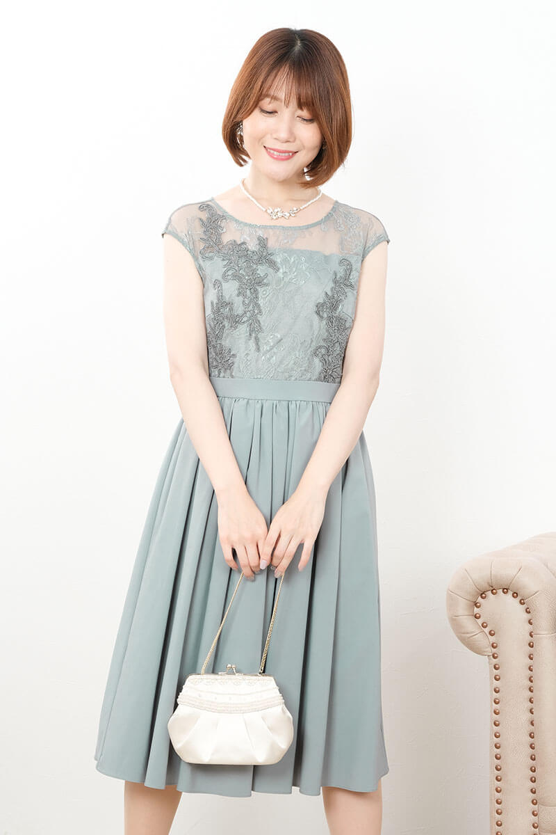 グリーンのエンブロイダリーフレアドレス