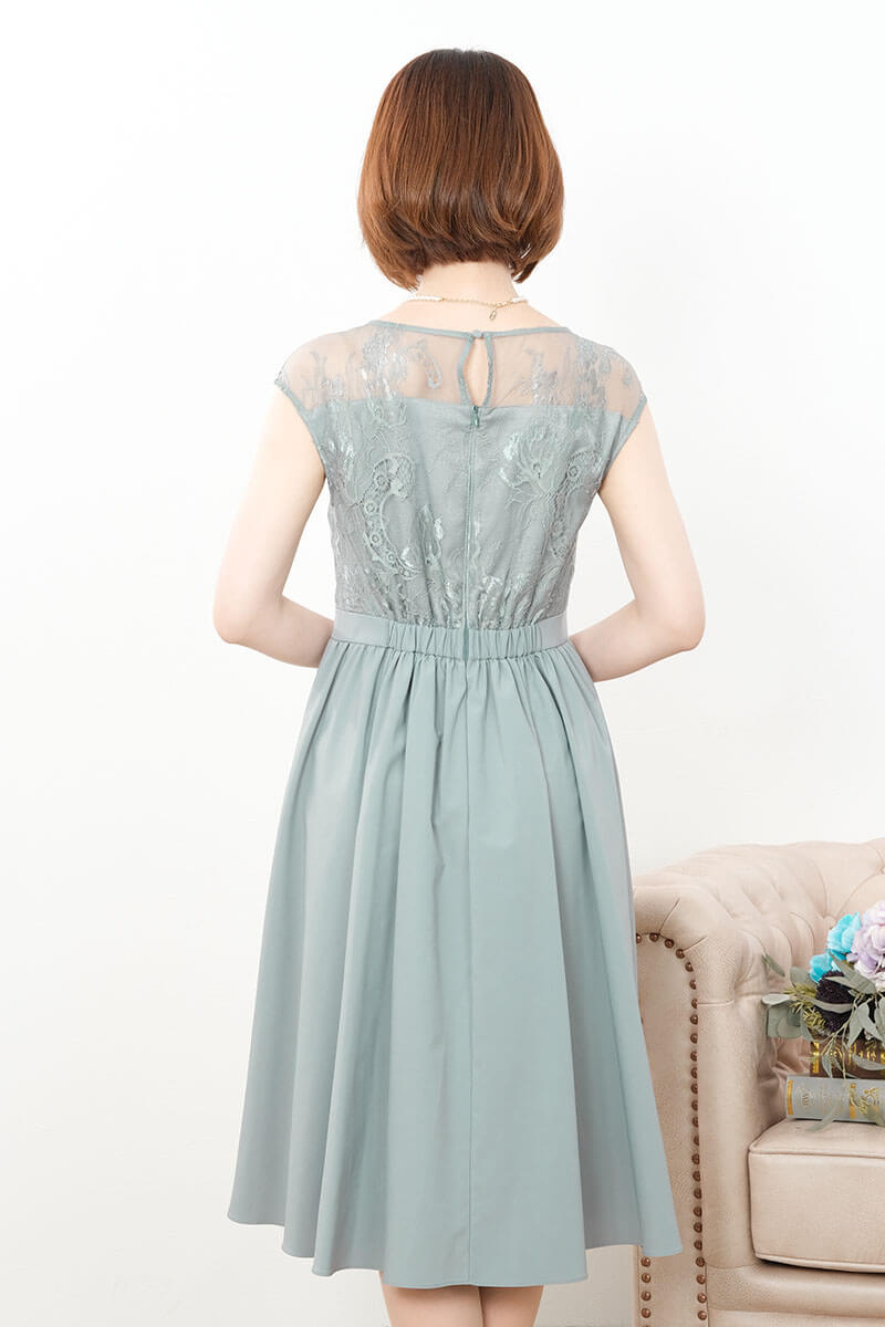 グリーンのエンブロイダリーフレアドレス