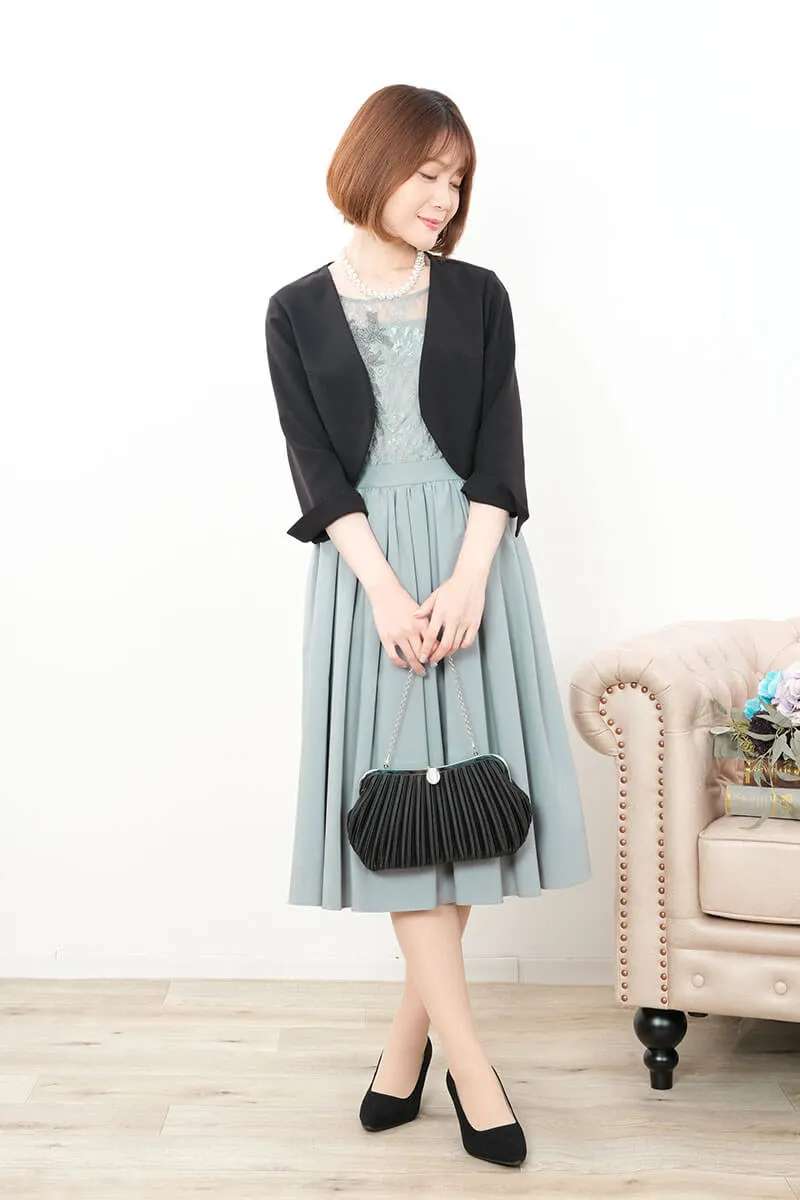 グリーンのエンブロイダリーフレアドレス