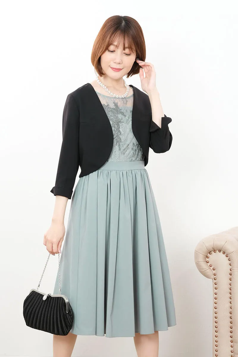 グリーンのエンブロイダリーフレアドレス