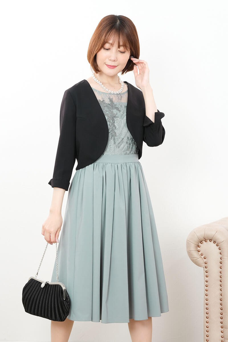 グリーンのエンブロイダリーフレアドレス