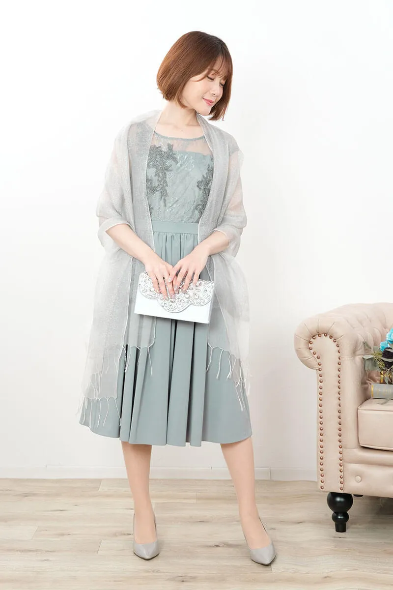 グリーンのエンブロイダリーフレアドレス