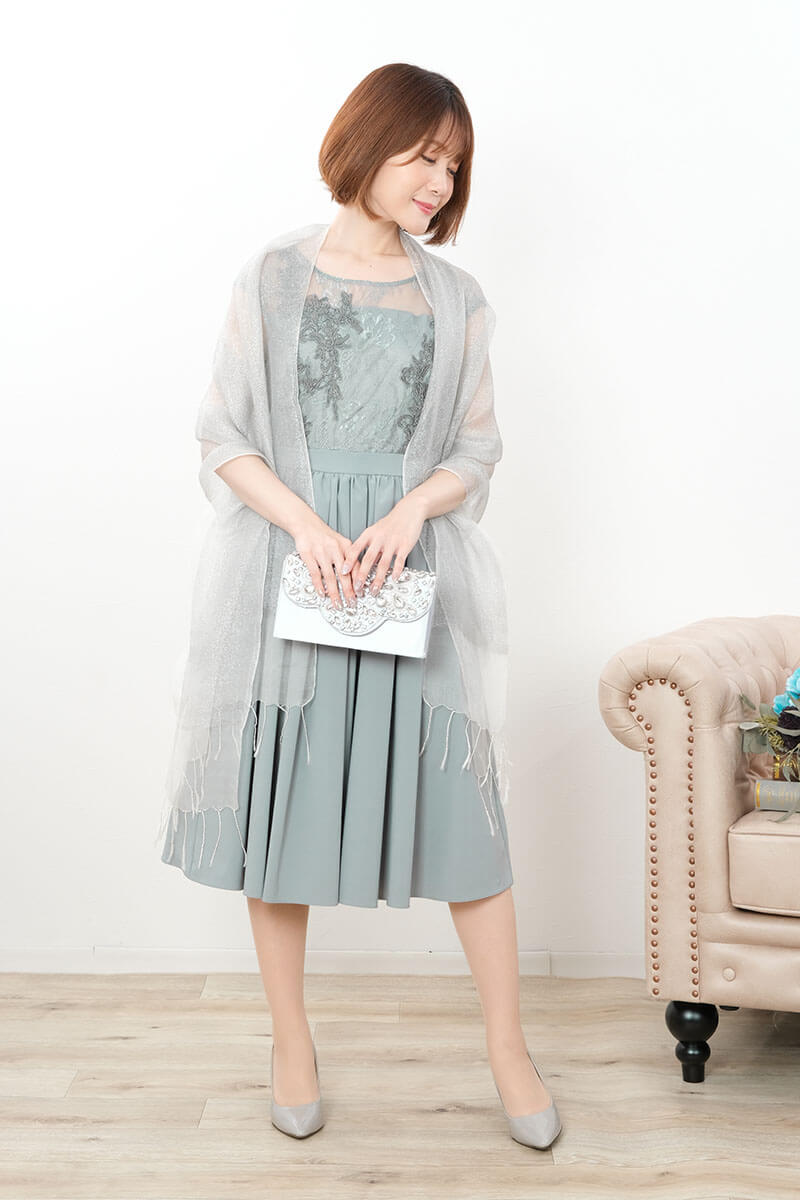 グリーンのエンブロイダリーフレアドレス