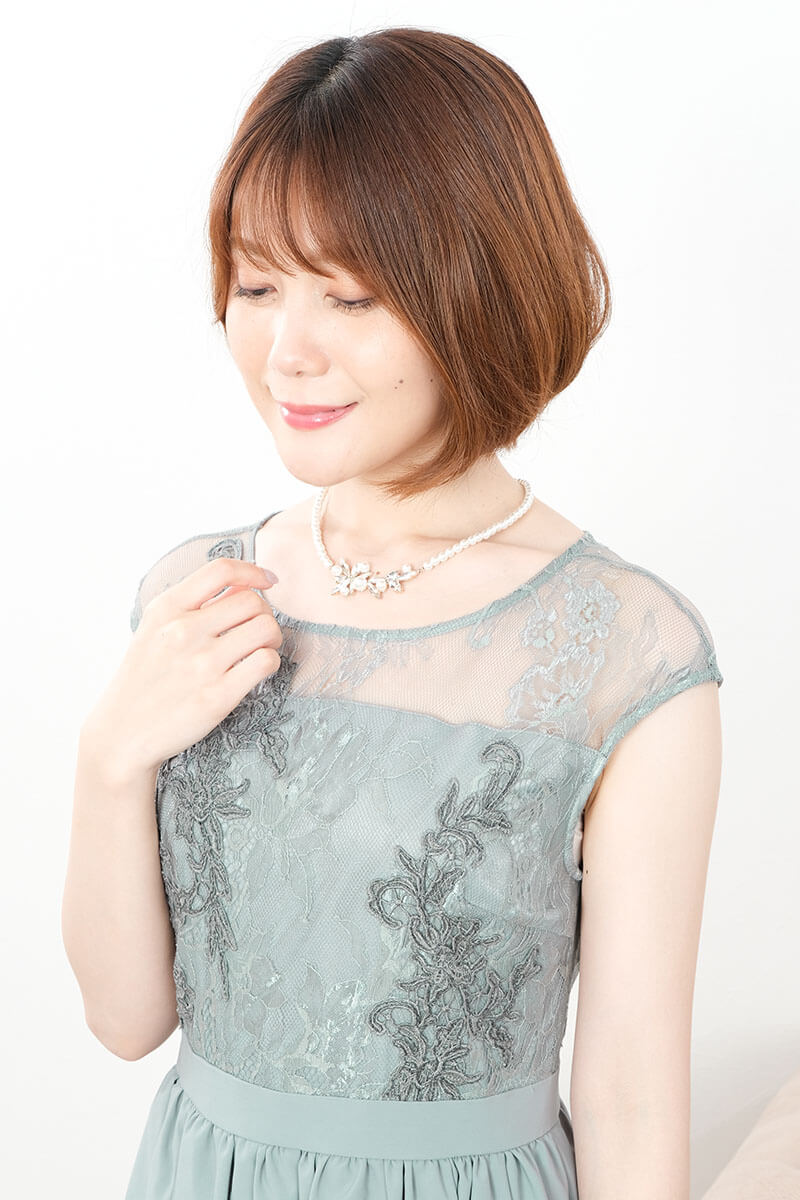 グリーンのエンブロイダリーフレアドレス