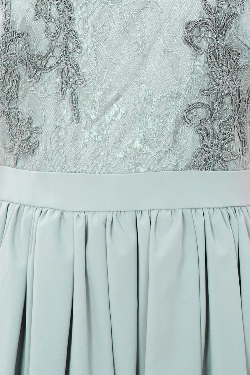 グリーンのエンブロイダリーフレアドレス