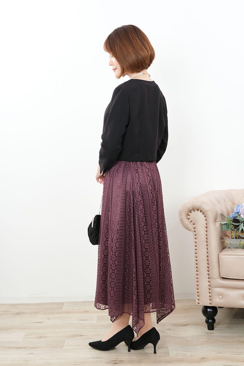 ワインレッドのアシンメトリーストライプレースドレス