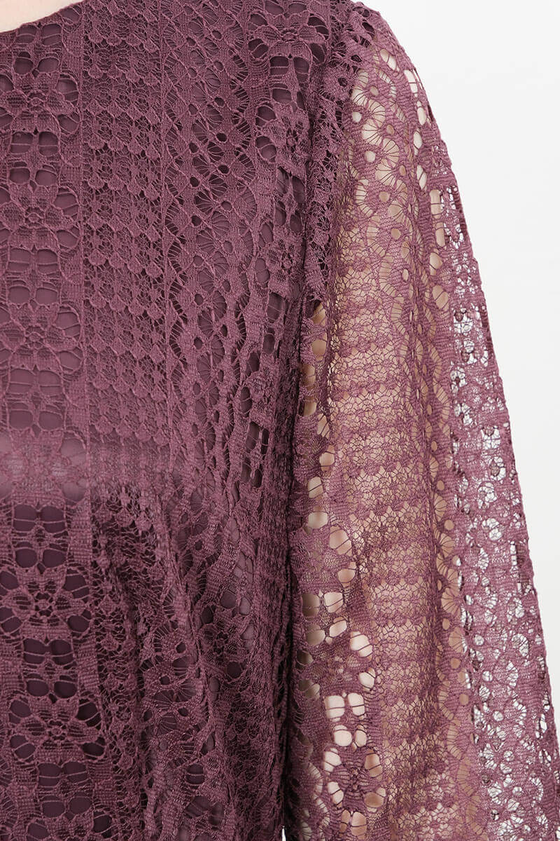 ワインレッドのアシンメトリーストライプレースドレス