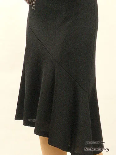 ブラックのアシンメトリー膝下丈ドレス