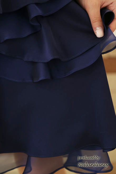 ネイビーのティアードフリルビジュードレス