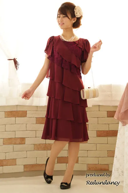 ワインレッドのティアードフリルミモレ丈ドレス