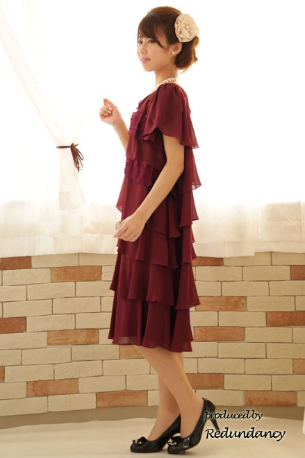 ワインレッドのティアードフリルミモレ丈ドレス