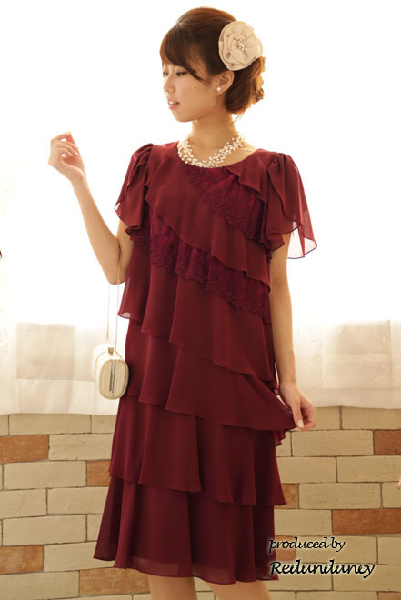 ワインレッドのティアードフリルミモレ丈ドレス