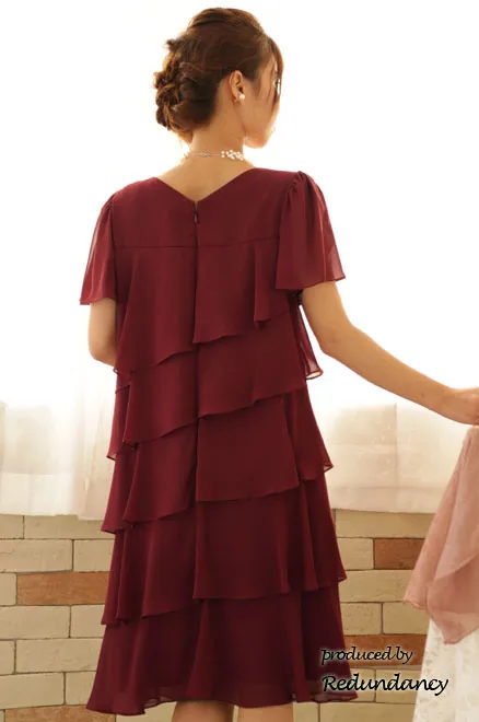 ワインレッドのティアードフリルミモレ丈ドレス