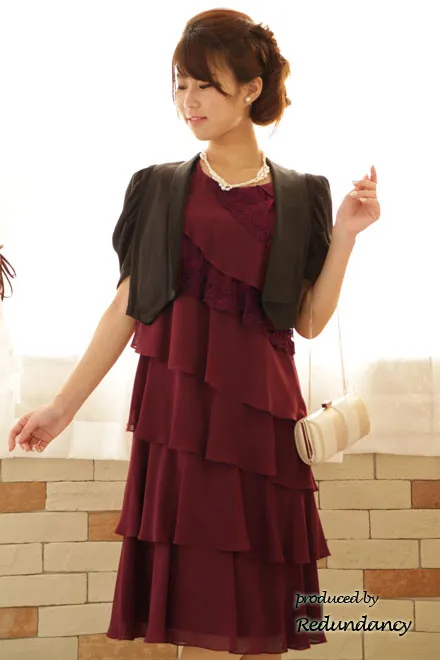 ワインレッドのティアードフリルミモレ丈ドレス