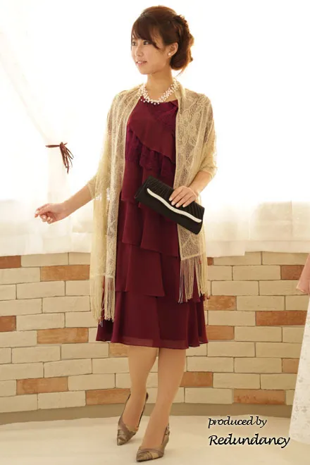 ワインレッドのティアードフリルミモレ丈ドレス