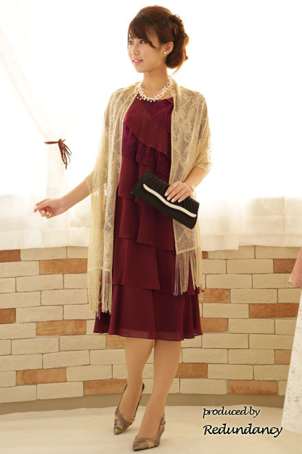 ワインレッドのティアードフリルミモレ丈ドレス