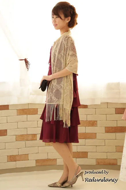 ワインレッドのティアードフリルミモレ丈ドレス