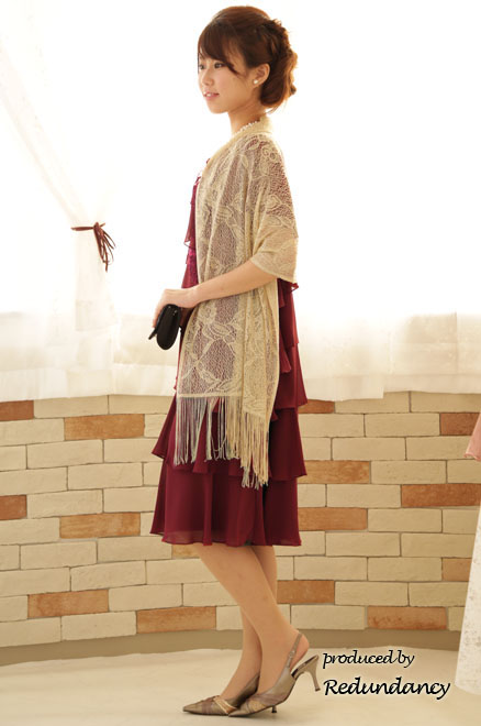 ワインレッドのティアードフリルミモレ丈ドレス