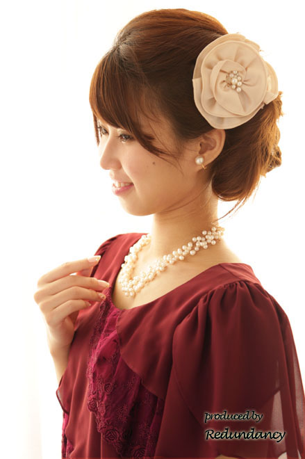 ワインレッドのティアードフリルミモレ丈ドレス