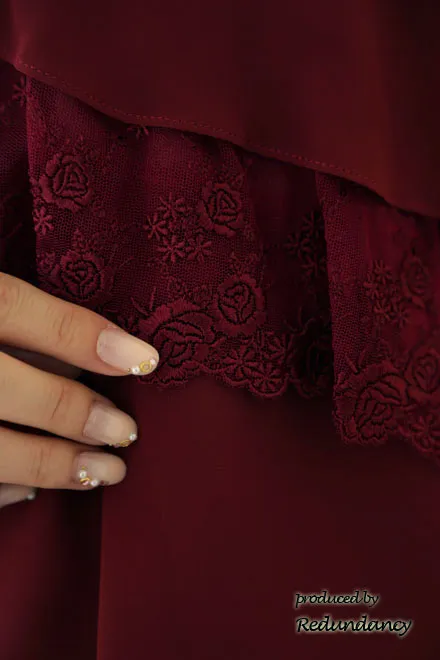 ワインレッドのティアードフリルミモレ丈ドレス