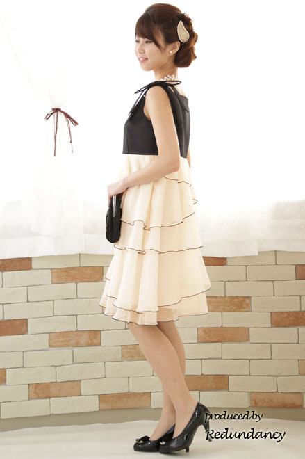 ブラック×ホワイトの切替変形ティアードドレス