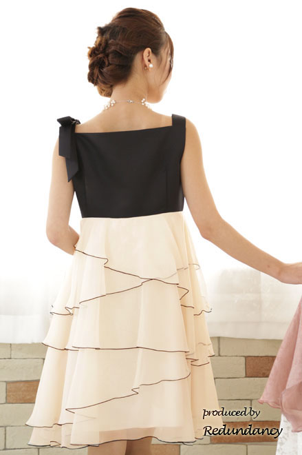 ブラック×ホワイトの切替変形ティアードドレス