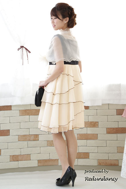 ブラック×ホワイトの切替変形ティアードドレス