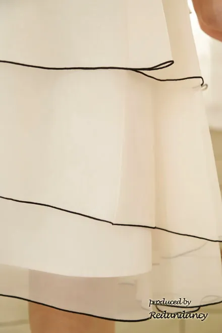 ブラック×ホワイトの切替変形ティアードドレス