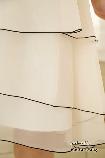 ブラック×ホワイトの切替変形ティアードドレス