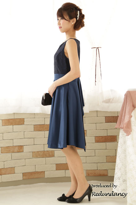 ネイビー×ネイビーのハイウエストAラインドレス