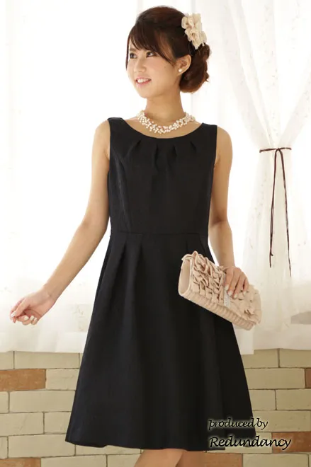 ブラックのバラ織柄フレアドレス