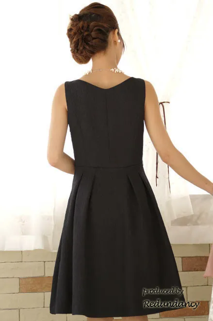 ブラックのバラ織柄フレアドレス