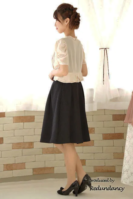 ブラックのバラ織柄フレアドレス