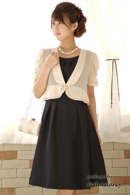 ブラックのバラ織柄フレアドレス