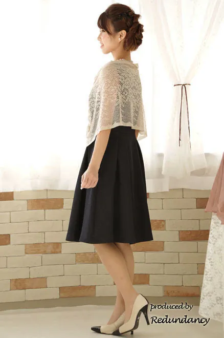 ブラックのバラ織柄フレアドレス