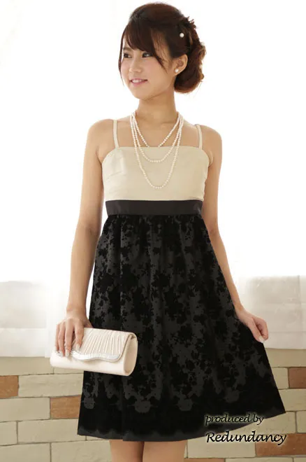 ホワイト×ブラックのベロア花柄ストラップドレス