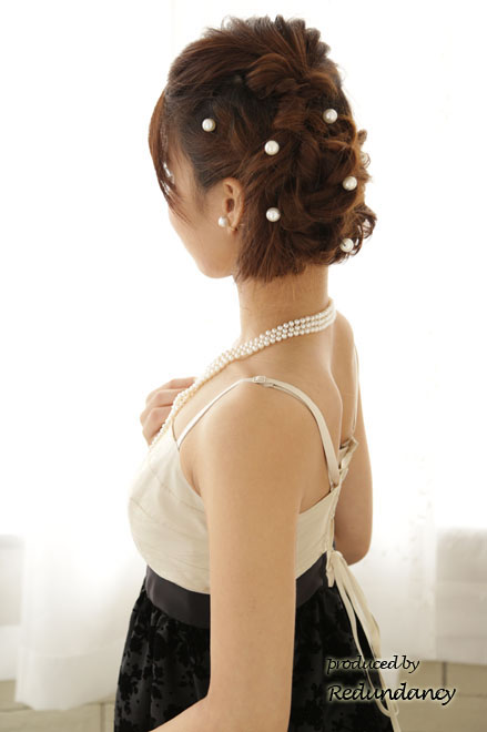 ホワイト×ブラックのベロア花柄ストラップドレス