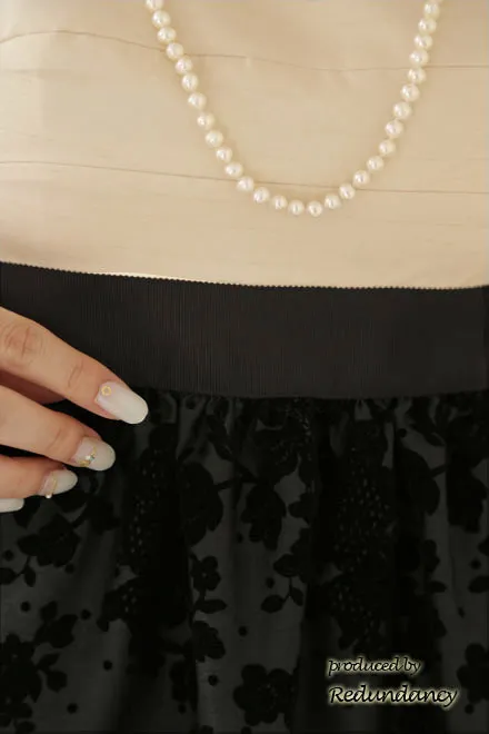 ホワイト×ブラックのベロア花柄ストラップドレス