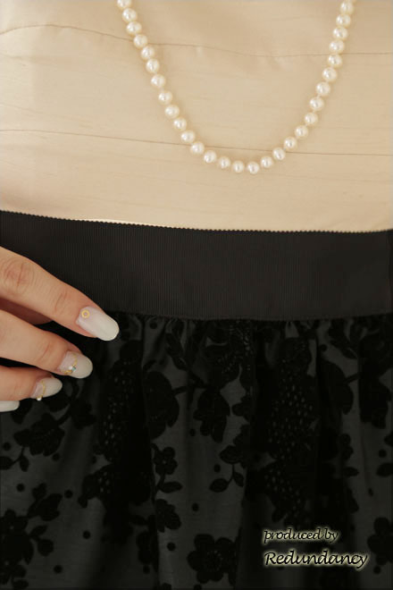 ホワイト×ブラックのベロア花柄ストラップドレス