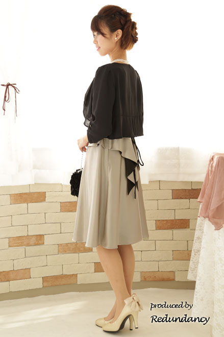 ゴールドのハイウエスト切替サテンドレス