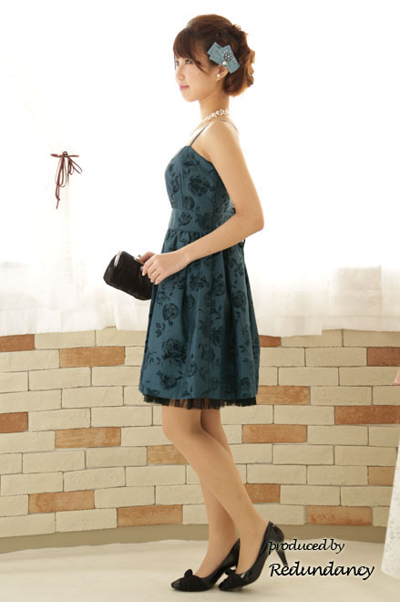 グリーンの総花柄ストラップドレス